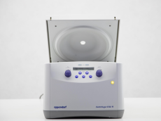centrifuga Eppendorf 5702R Centrifuga 5702R, (EU-IVD), chlazená, bez rotoru